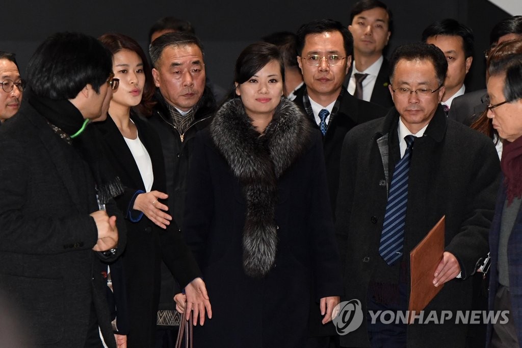 강릉아트센터 둘러보는 북한 예술단 사전점검단