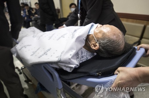 중환자실에서 이동하는 이상득 전 의원