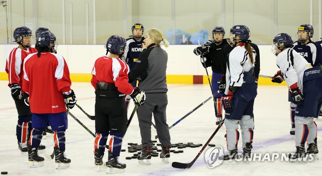 남북 여자 아이스하키팀, 첫 합동훈련 