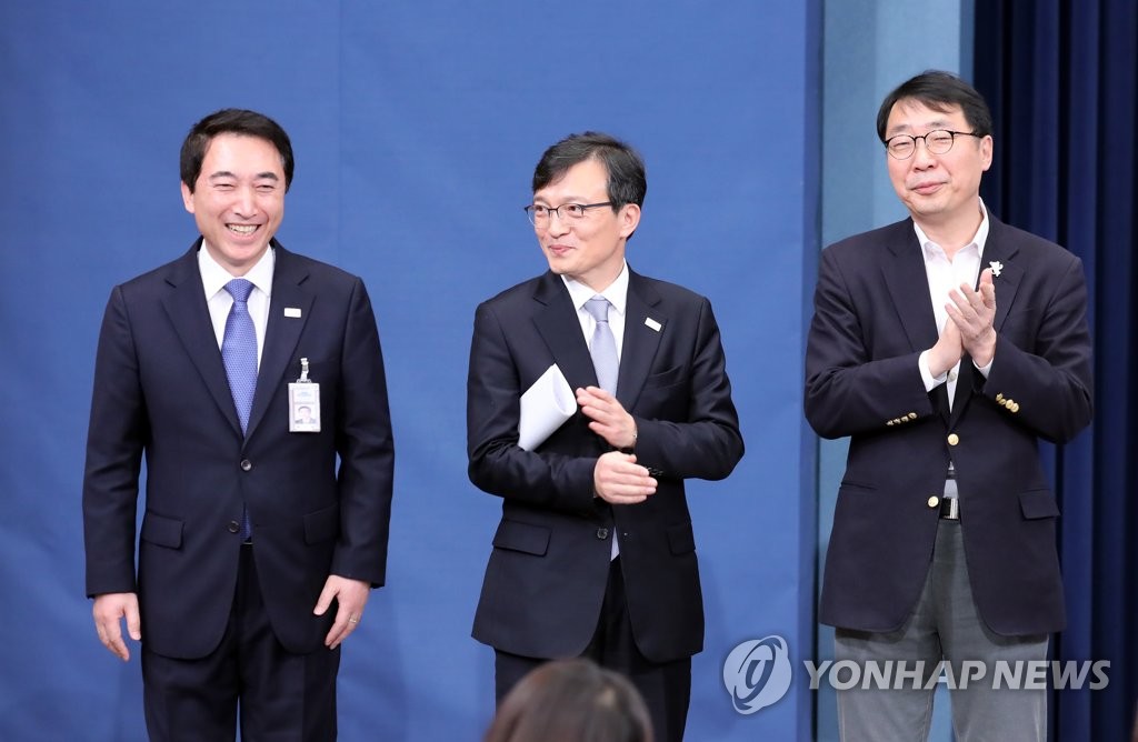 박수받는 박수현 대변인