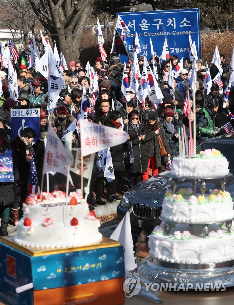 朴前大統領の誕生日祝う支持者