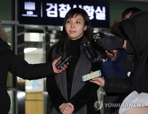 조사 마치고 나오는 서지현 검사