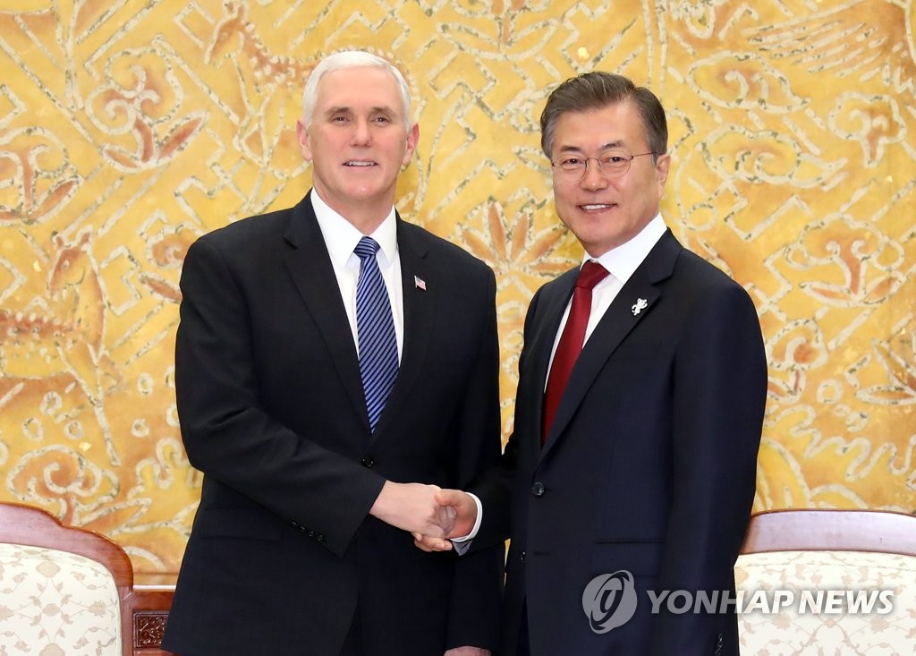 文大統領（右）とペンス副大統領は８日にソウルの大統領府で会談した＝（聯合ニュース）