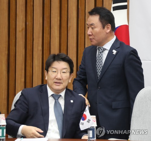 자유한국당 권성동 의원(왼쪽)과 염동열 의원