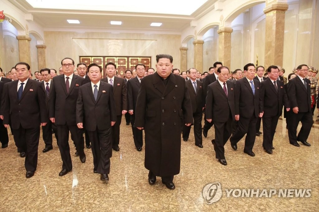북한 김정은, 김정일 생일 맞아 금수산궁전 참배