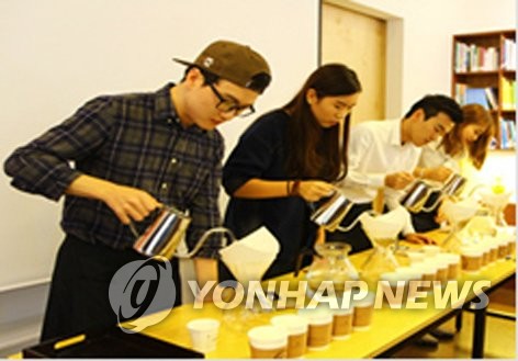 바리스타 교육받는 이주배경 청소년들