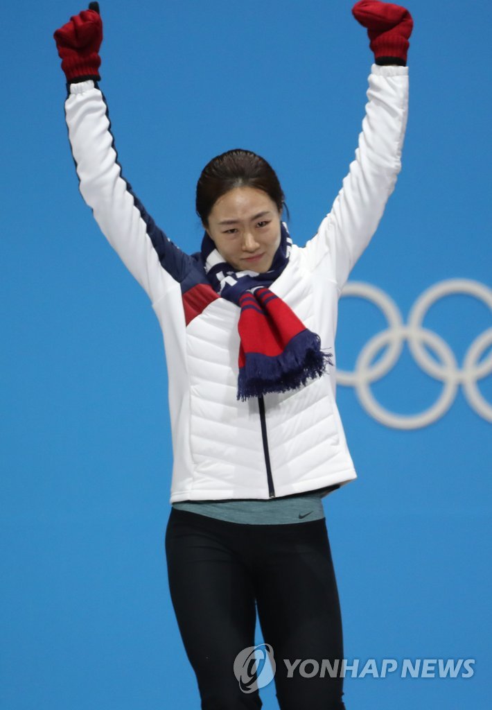 [올림픽] 은메달 환호하는 '빙속여제' 이상화