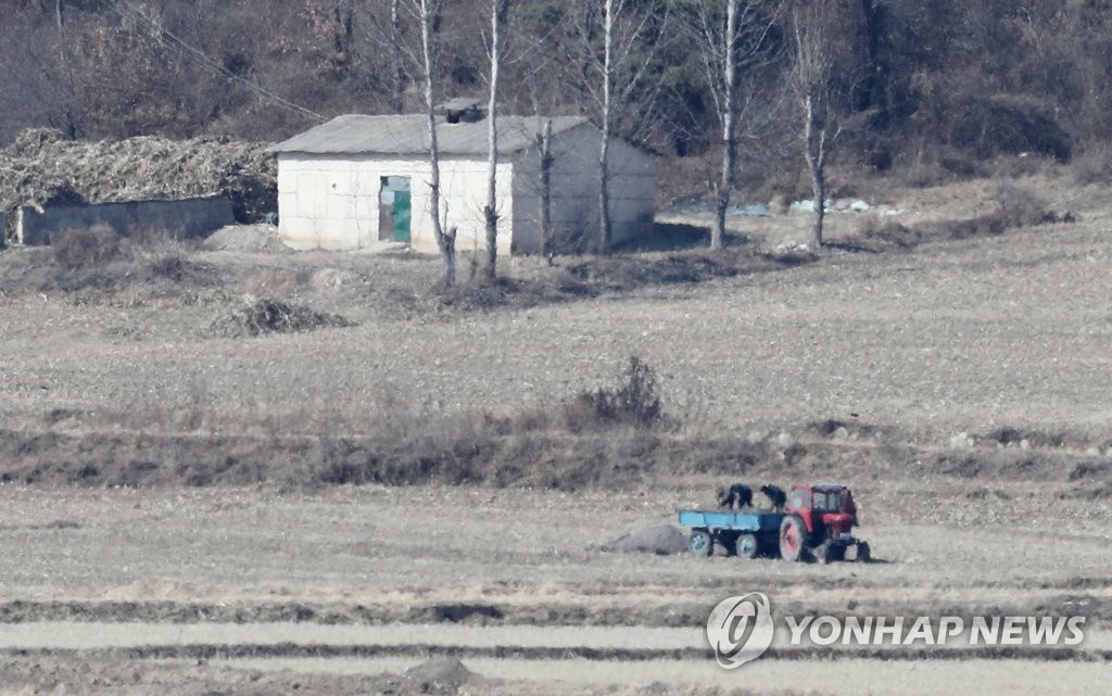 논일하는 북한 주민들