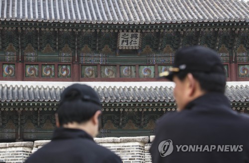 흥인지문 화재현장 살피는 소방대원