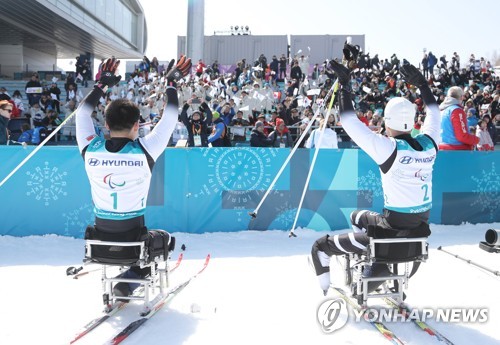 관중에게 인사하는 마유철과 김정현