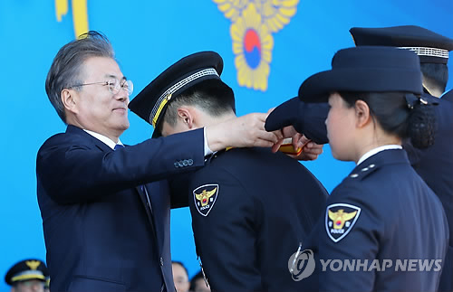 우등메달 걸어주는 문 대통령