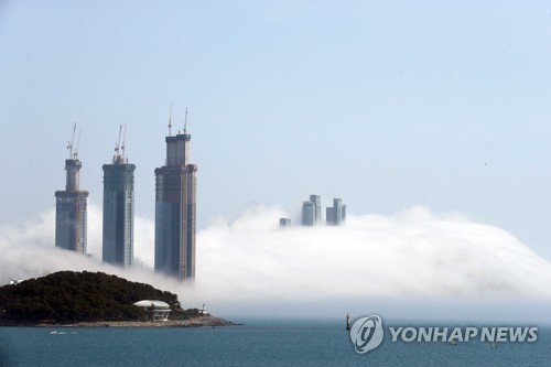 해무에 휩싸인 부산 엘시티