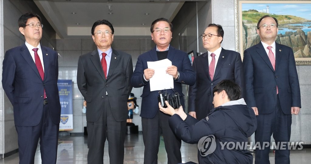기자회견하는 자유한국당 울산 의원들
