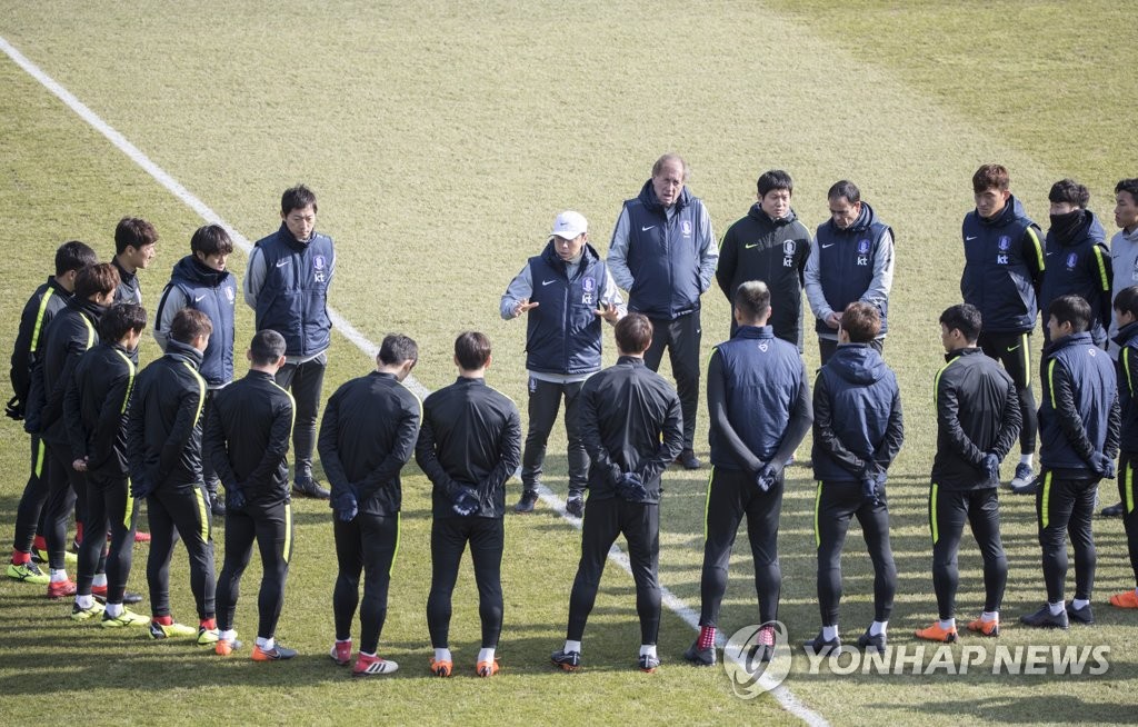 폴란드와 평가전 직전 선수들에게 작전을 지시하는 신태용 축구대표팀 감독