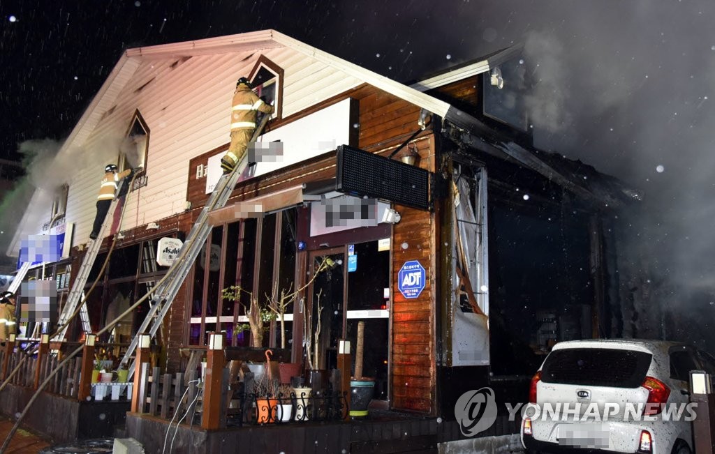 순천 상가건물 화재…4명 일가족 사상