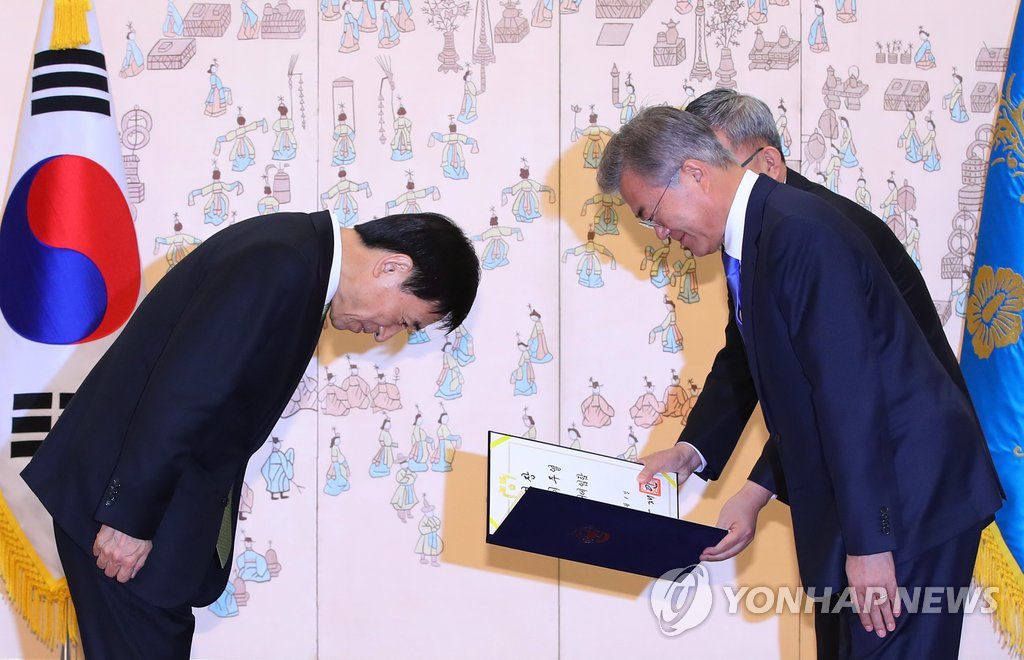 문 대통령, 이주열 한은총재에 임명장 수여