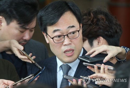 답변하는 김기식 금감원장