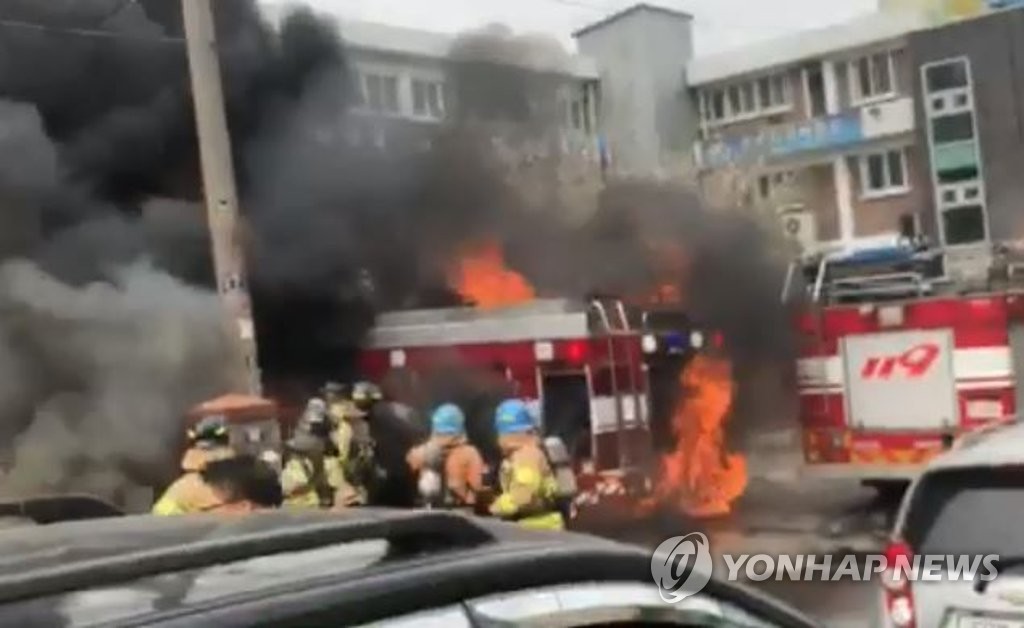 인천 화학 공장서 큰불…소방차에도 불 옮겨붙어