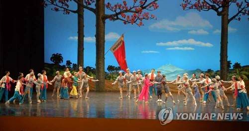 중국 예술단, 이틀째 평양서 발레극 공연