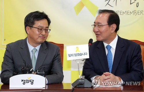 대화하는 김동연 부총리와 노회찬 원내대표