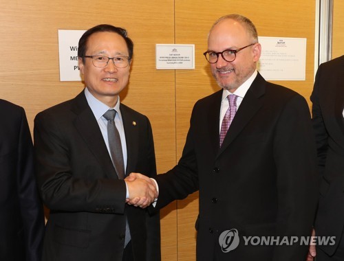 악수하는 홍영표 위원장과 베리 앵글 제너럴모터스 해외사업부문 사장