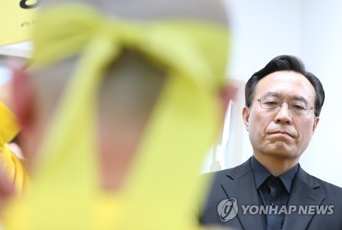굳은 표정의 황전원 특조위원