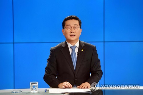 TV토론회 시작 기다리는 전해철 의원