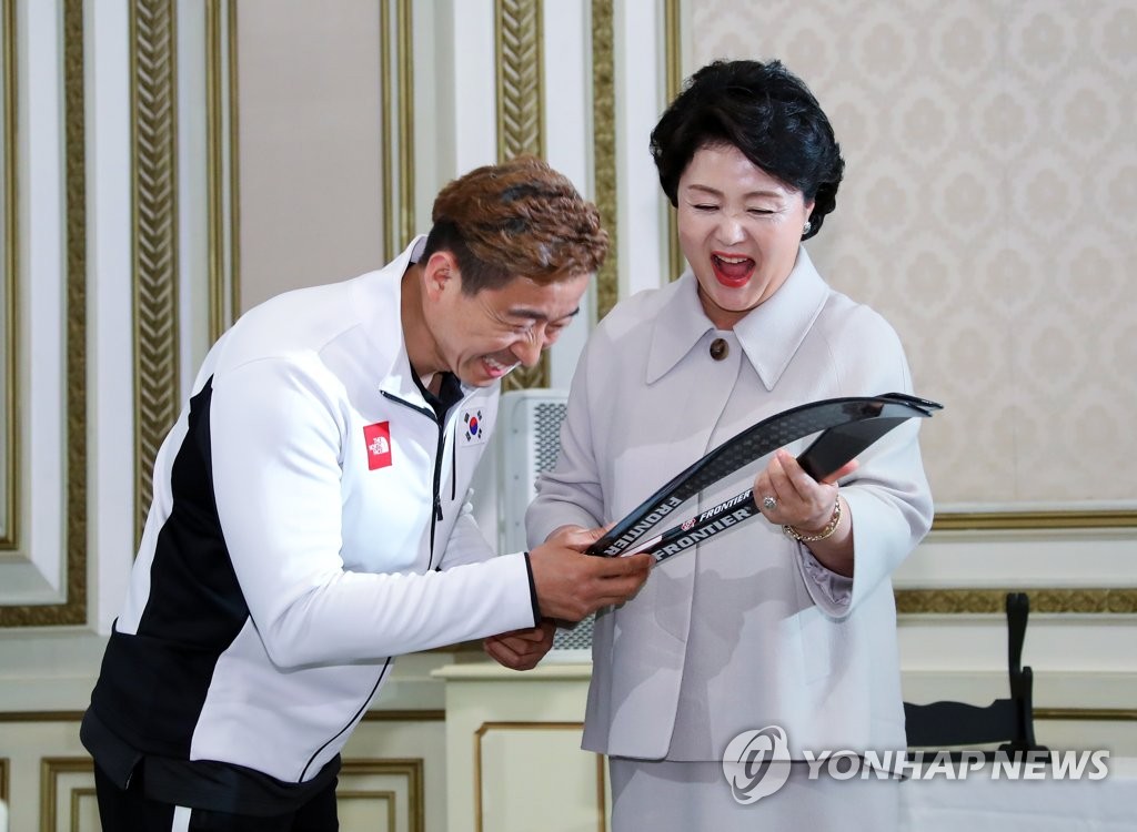 평창동계패럴림픽 아이스하키 스틱 선물 받은 김정숙 여사