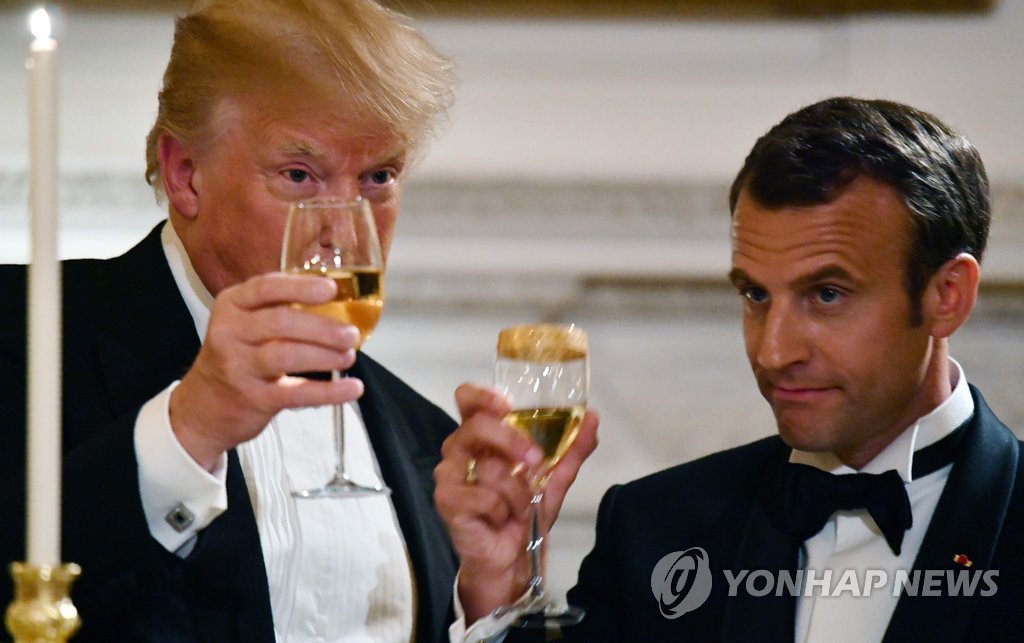 24일 백악관 국빈만찬서 건배하는 트럼프와 마크롱