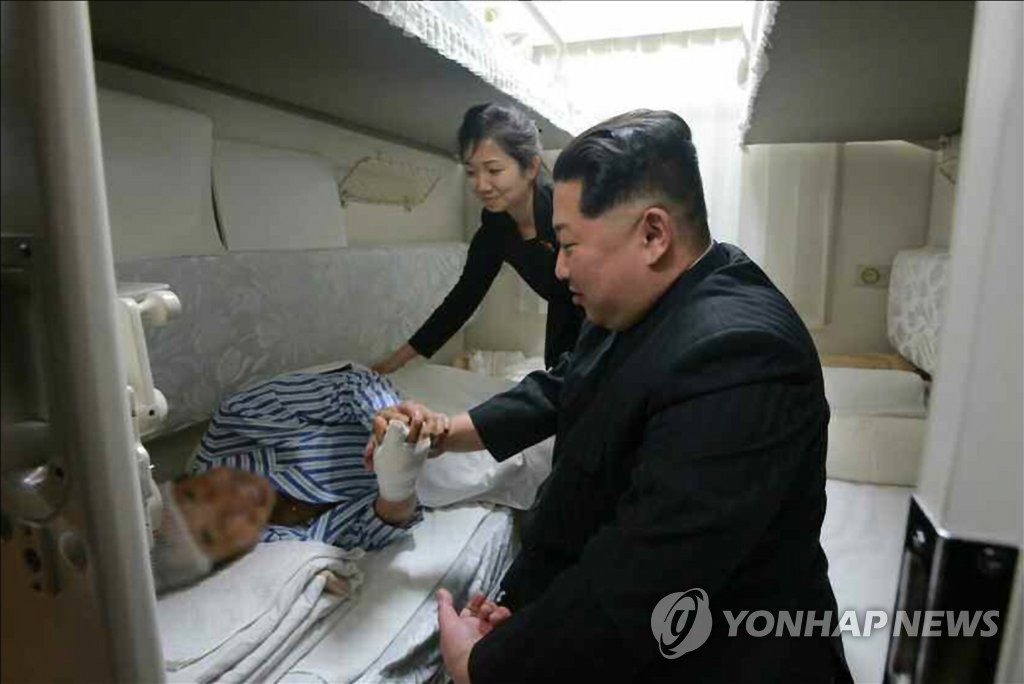 김정은, 중국인 관광객 시신 후송 전용열차 전송