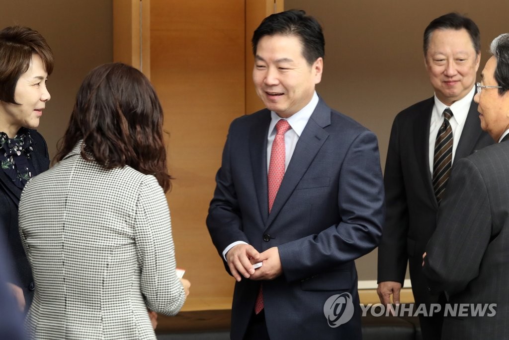 참석자들과 인사하는 홍종학 장관