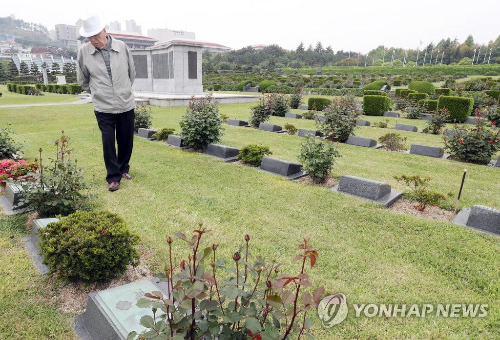 동료들 묘역 둘러보는 한국전 참전 영국군 노병