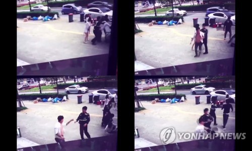 "경찰 제지에도" 피해자 추가 폭행하는 집단폭행 가해자