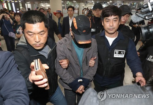 제주 도착한 보육교사 살인 피의자