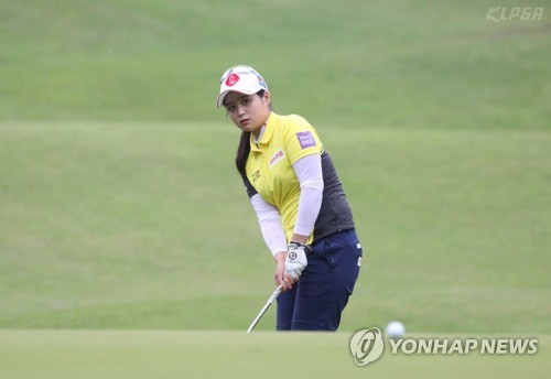 칩샷 시도하는 최혜진