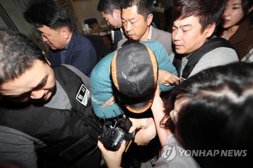 구속 심문 출석하는 보육교사 살인 피의자