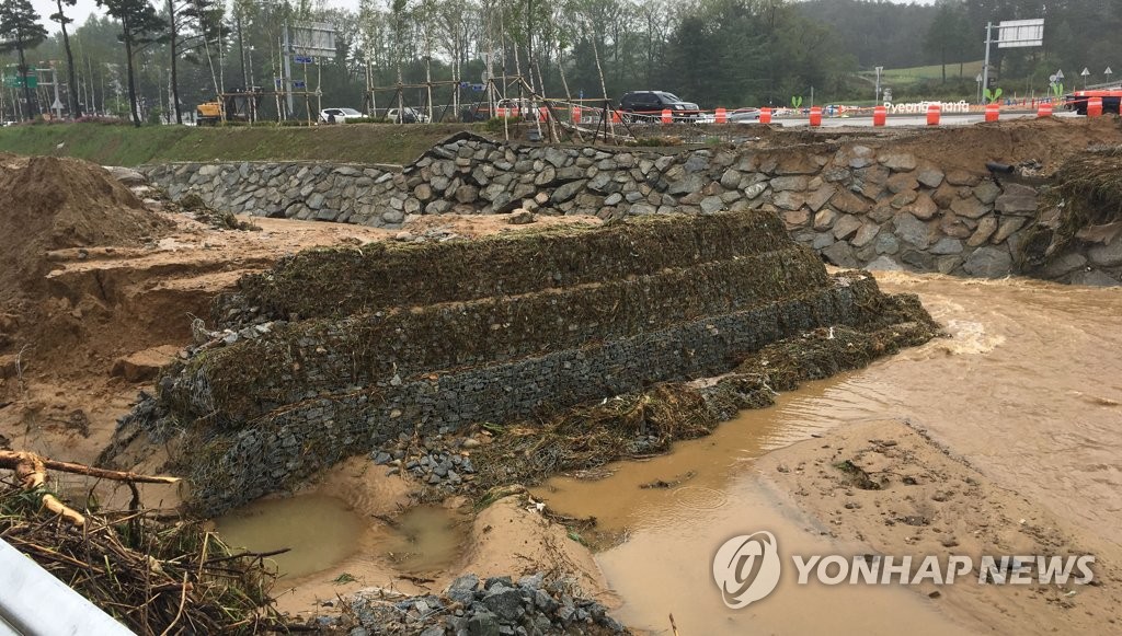 "올림픽 시설물 제때 철거하지 않아서"