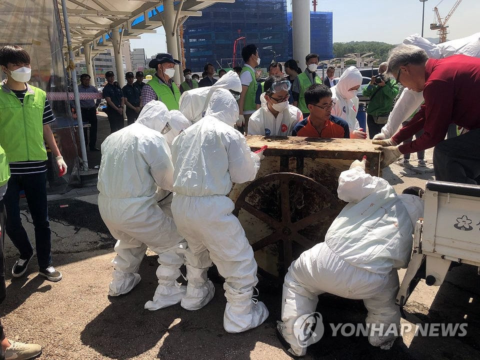 지난 25일 성남 모란시장 마지막 개도축 시설 철거