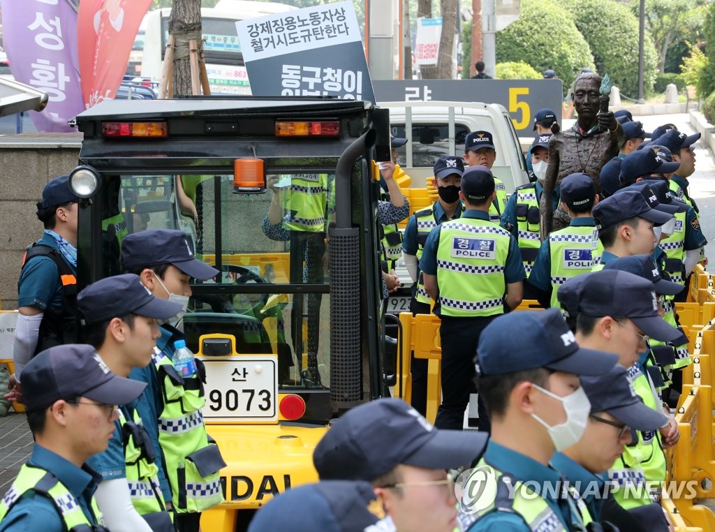 지게차와 경찰로 둘러싸인 강제징용노동자상