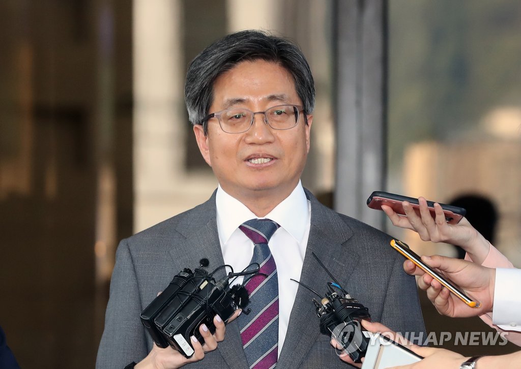 취재진 질문에 답하는 김명수 대법원장