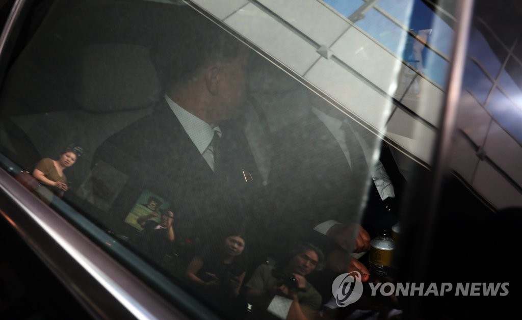 2018년 5월 31일 김창선 북한 국무위원회 부장(오른쪽)이 숙소인 싱가포르 풀러턴 호텔에서 차량으로 나가며 대화하고 있다. [연합뉴스자료사진]