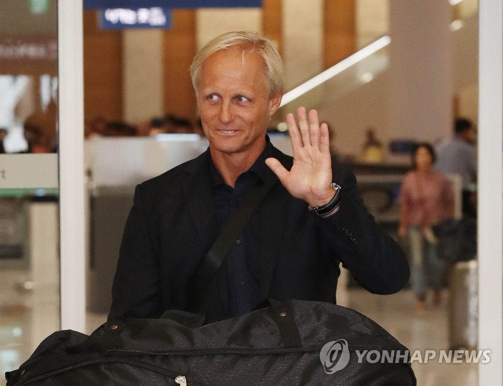 북한 축구대표팀 이끌던 안데르센 인천 감독 입국