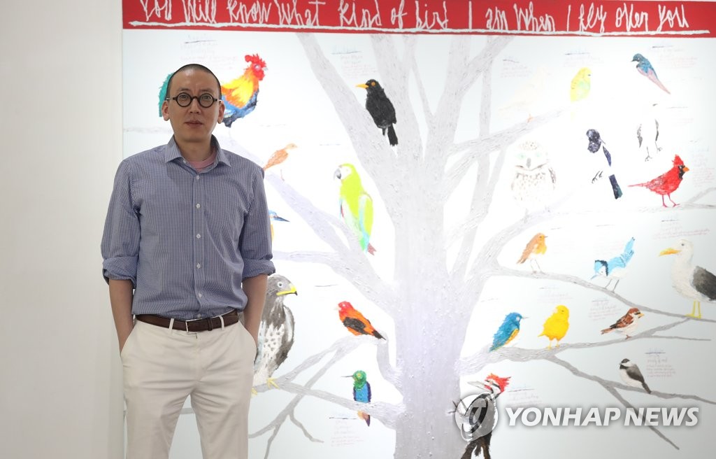 포즈 취하는 우국원 작가