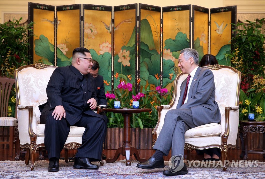 싱가포르 총리와 회담하는 김정은