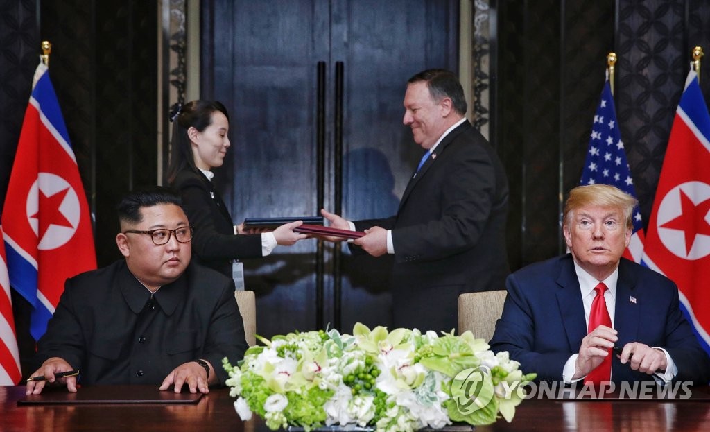 1차 북미정상회담 공동합의문 교환하는 김여정-폼페이오