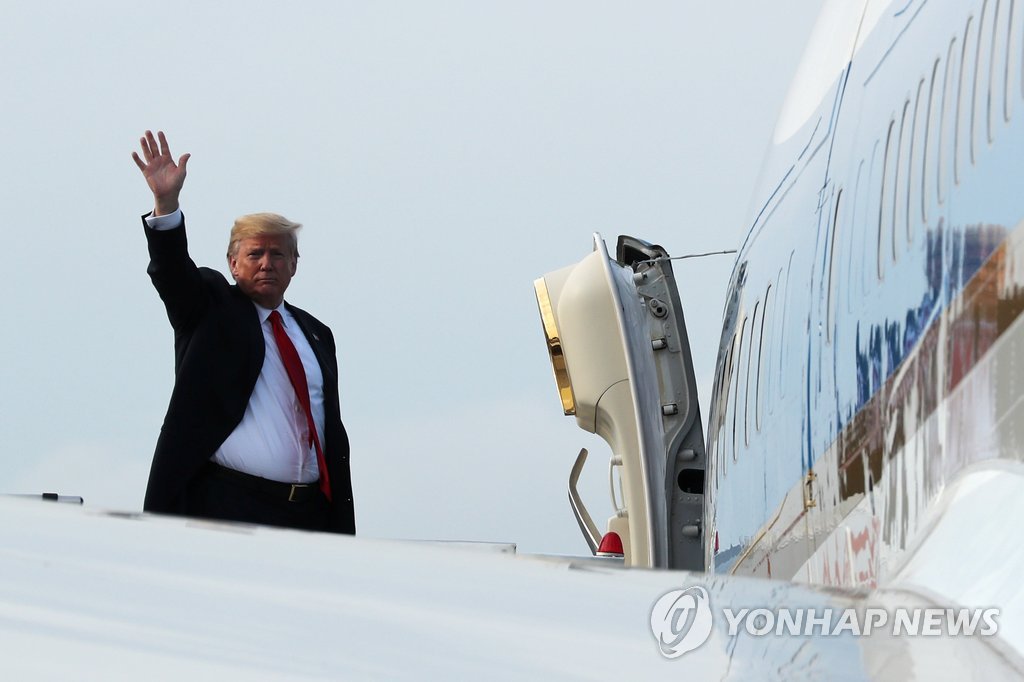 트럼프, '세기의 회담' 일정 모두 마치고 싱가포르 출국