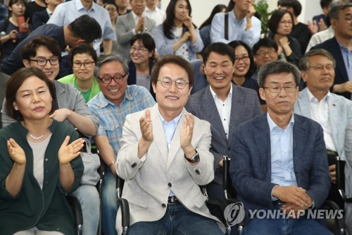 조희연, 출구조사 결과에 밝은 표정