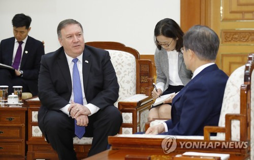 폼페이오 발언듣는 문 대통령