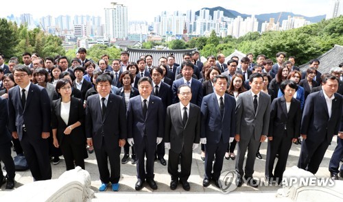 충렬사 참배하는 민주당 부산지역 당선인들