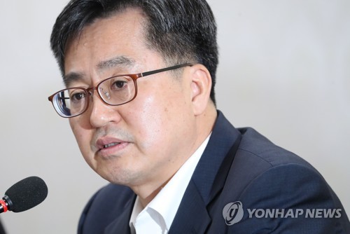 심각한 김동연 부총리